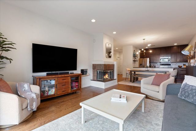 2040 W Belmont Avenue 302, Chicago, IL 60618