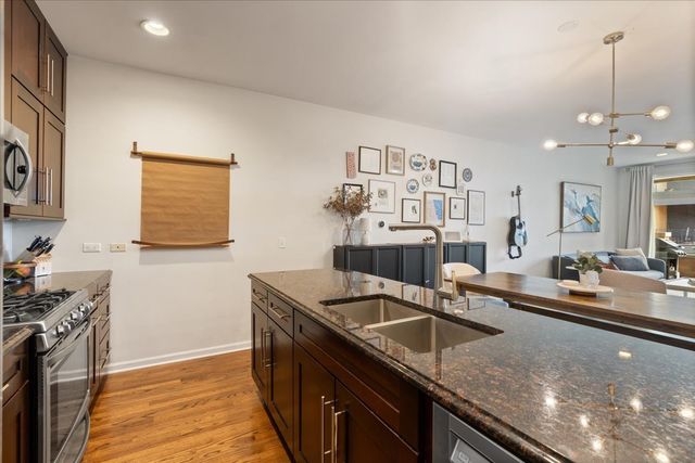 2040 W Belmont Avenue 302, Chicago, IL 60618