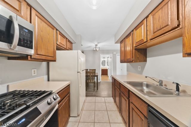 10 Stonyridge Dr, Lincoln Park Boro, NJ 07035