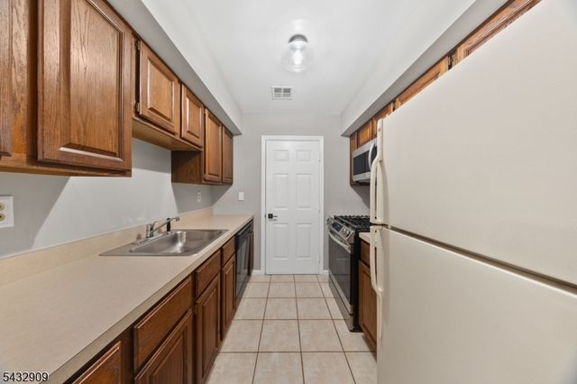 10 Stonyridge Dr, Lincoln Park Boro, NJ 07035