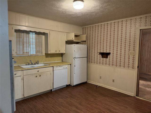 208 SW 4th Street, Kerens, TX 75144