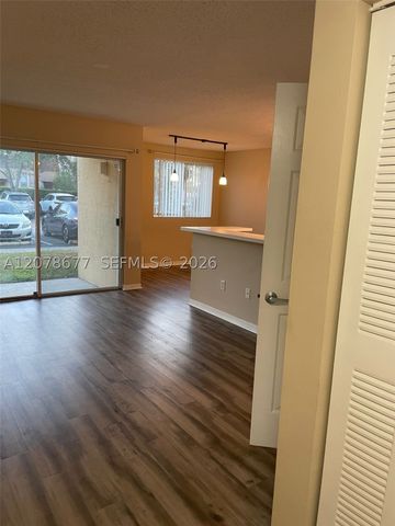 2640 S University Dr 113, Davie, FL 33328