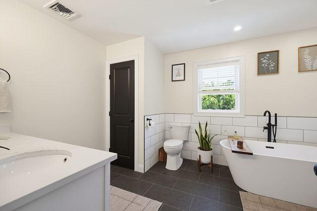 1479 Main St, Acushnet, MA 02743