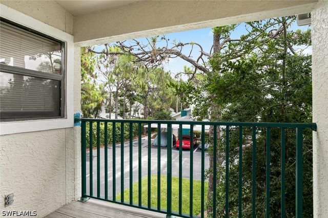 81 EMERALD WOODS DR M8, Naples, FL 34108