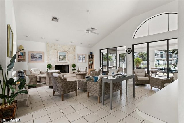 81 EMERALD WOODS DR M8, Naples, FL 34108