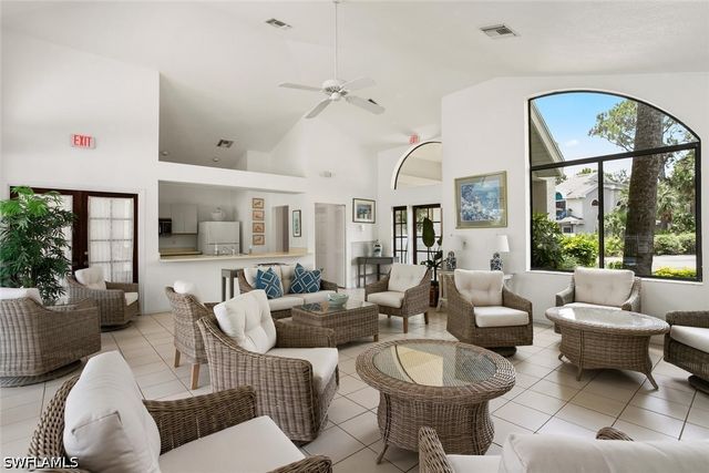 81 EMERALD WOODS DR M8, Naples, FL 34108