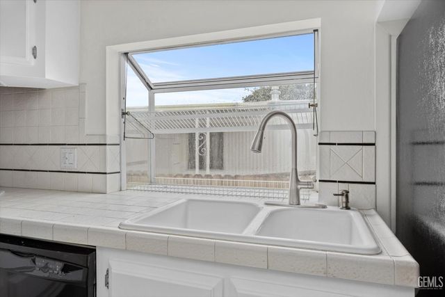 118 Cedarwood Lane, Bakersfield, CA 93308