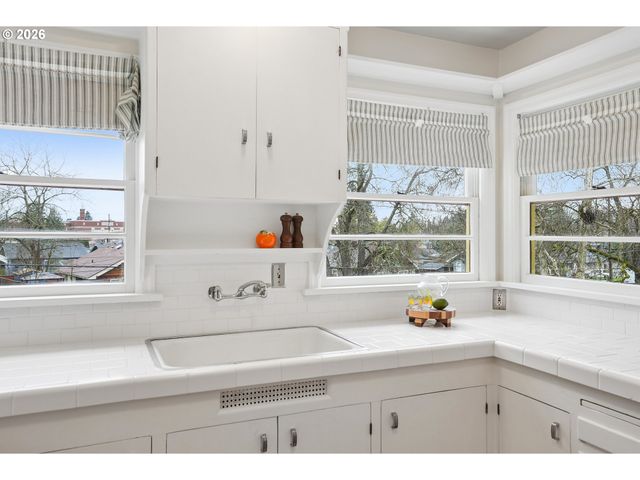 120 Ne BEYRL Ter, Portland, OR 97220