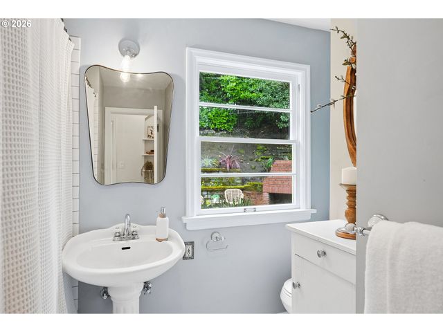 120 Ne BEYRL Ter, Portland, OR 97220