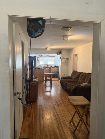 1568 NE 35th St, Oakland Park, FL 33334