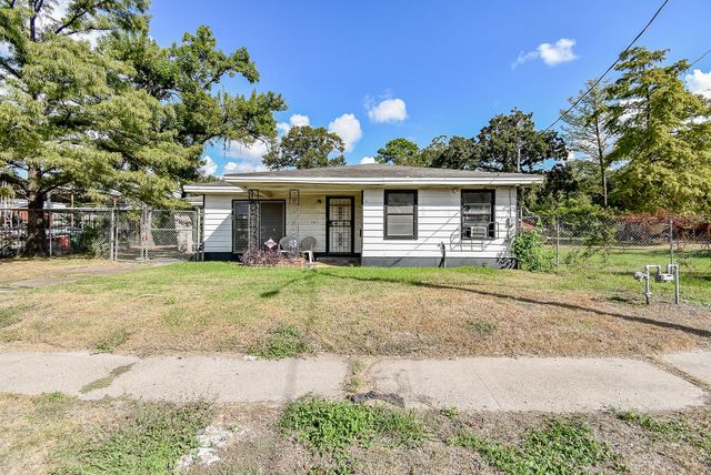 2413 E Crosstimbers Street, Houston, TX 77093