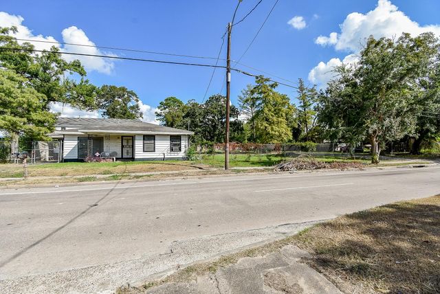 2413 E Crosstimbers Street, Houston, TX 77093
