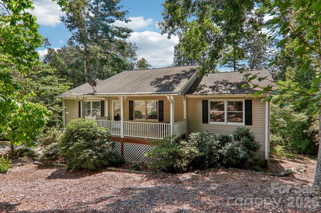 7 Maple Leaf Drive, Hendersonville, NC 28739