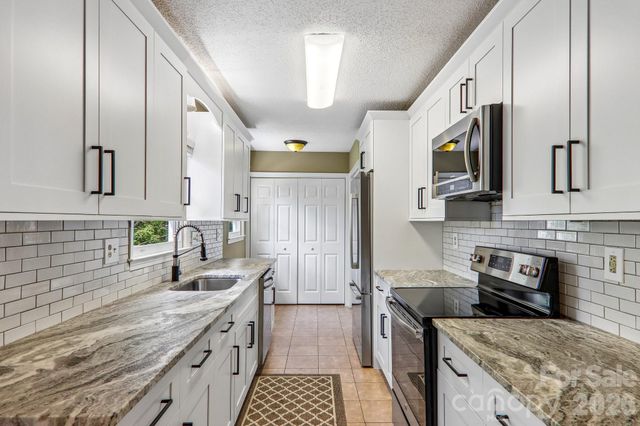 7 Maple Leaf Drive, Hendersonville, NC 28739
