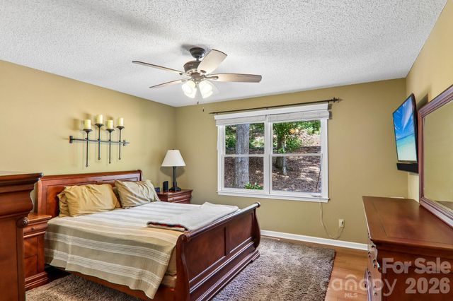 7 Maple Leaf Drive, Hendersonville, NC 28739