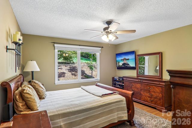 7 Maple Leaf Drive, Hendersonville, NC 28739