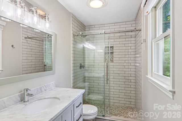 7 Maple Leaf Drive, Hendersonville, NC 28739