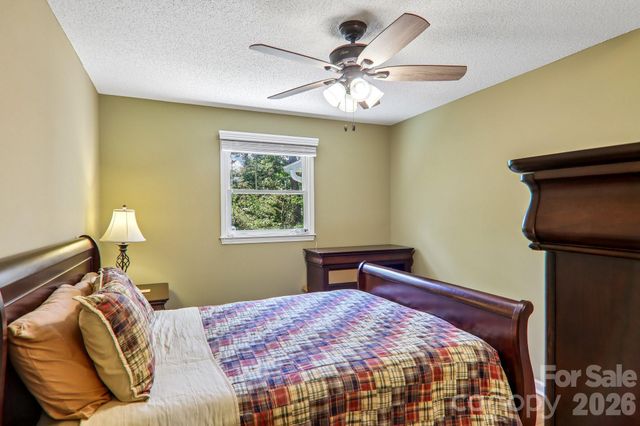 7 Maple Leaf Drive, Hendersonville, NC 28739