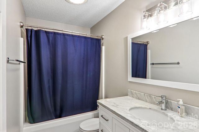7 Maple Leaf Drive, Hendersonville, NC 28739