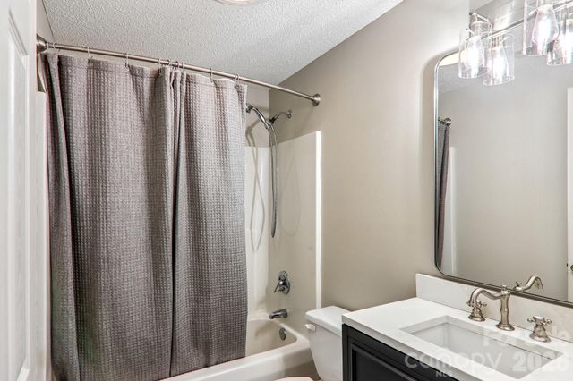 7 Maple Leaf Drive, Hendersonville, NC 28739