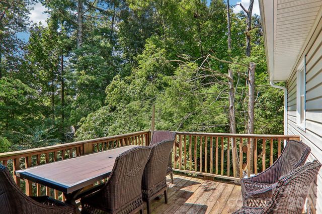 7 Maple Leaf Drive, Hendersonville, NC 28739