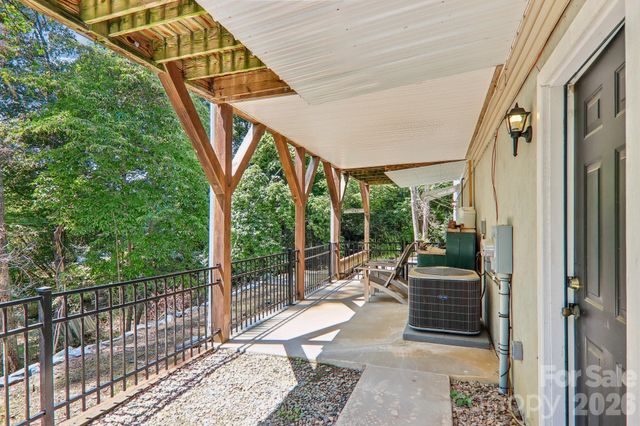 7 Maple Leaf Drive, Hendersonville, NC 28739