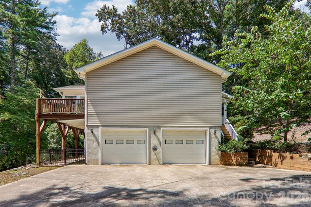 7 Maple Leaf Drive, Hendersonville, NC 28739
