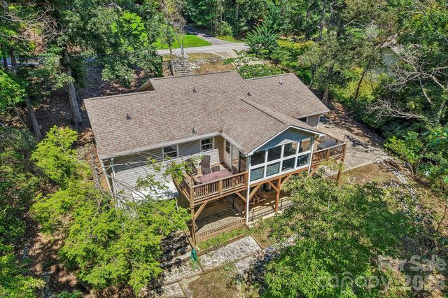 7 Maple Leaf Drive, Hendersonville, NC 28739
