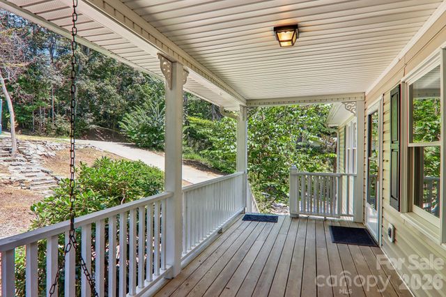 7 Maple Leaf Drive, Hendersonville, NC 28739