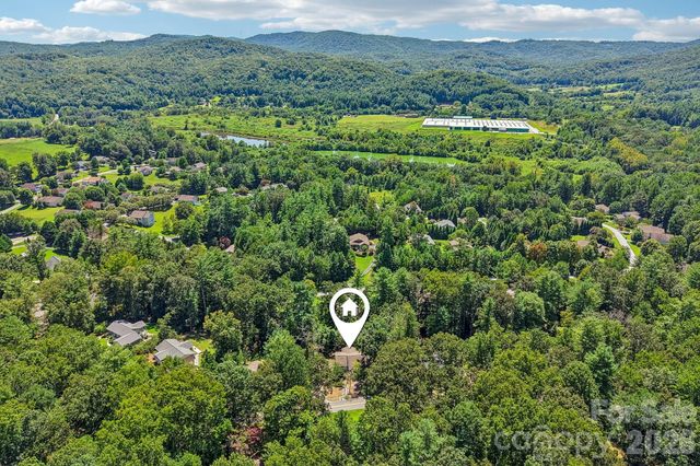 7 Maple Leaf Drive, Hendersonville, NC 28739
