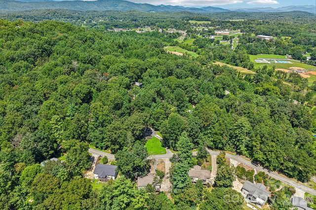 7 Maple Leaf Drive, Hendersonville, NC 28739