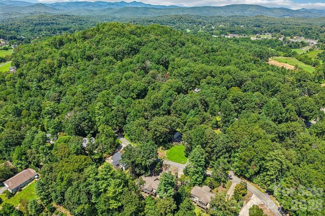 7 Maple Leaf Drive, Hendersonville, NC 28739