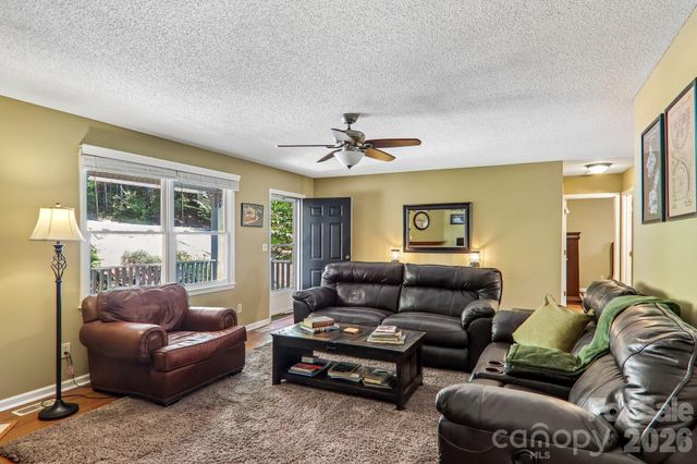 7 Maple Leaf Drive, Hendersonville, NC 28739