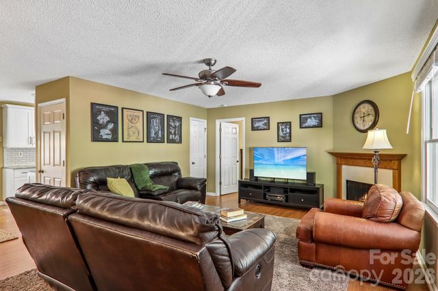 7 Maple Leaf Drive, Hendersonville, NC 28739