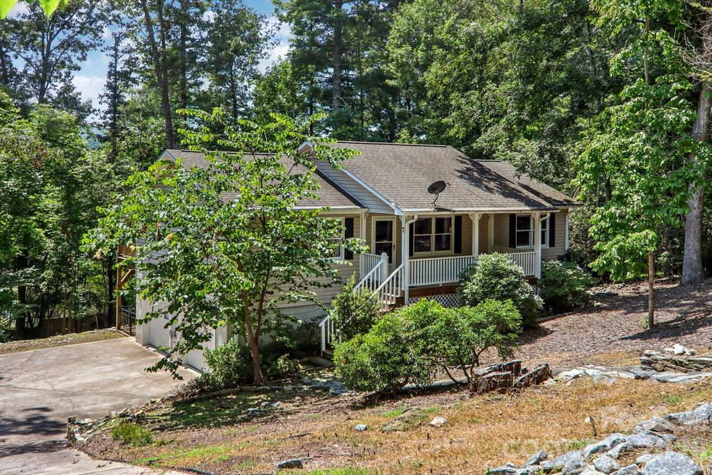 7 Maple Leaf Drive, Hendersonville, NC 28739
