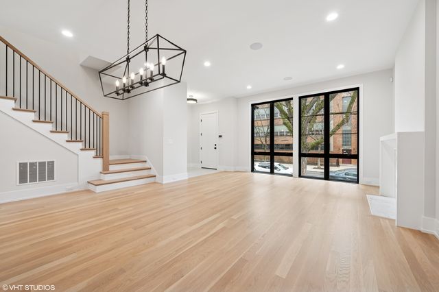 3920 N Bell Avenue, Chicago, IL 60618