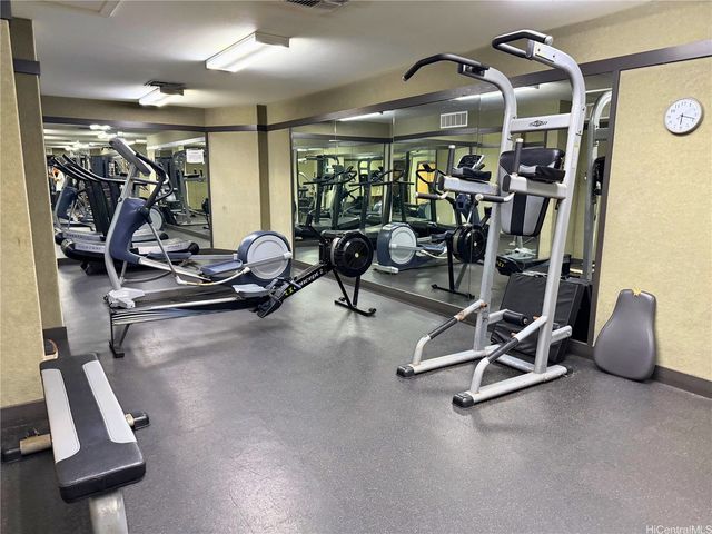 521 Hahaione Street 2-10G, Honolulu, HI 96825