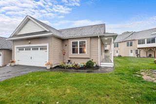 14 Stratford Village Dr 14, Millbury, MA 01527