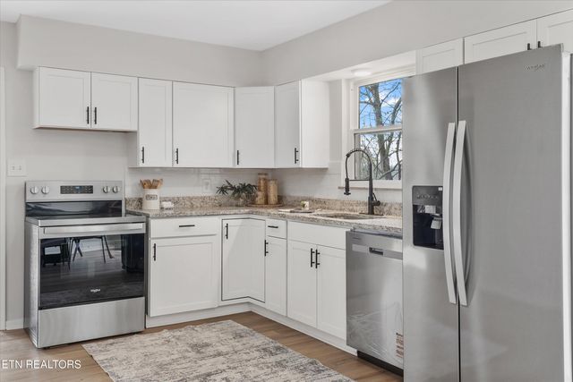 5817 Stoneleigh Rd, Knoxville, TN 37912