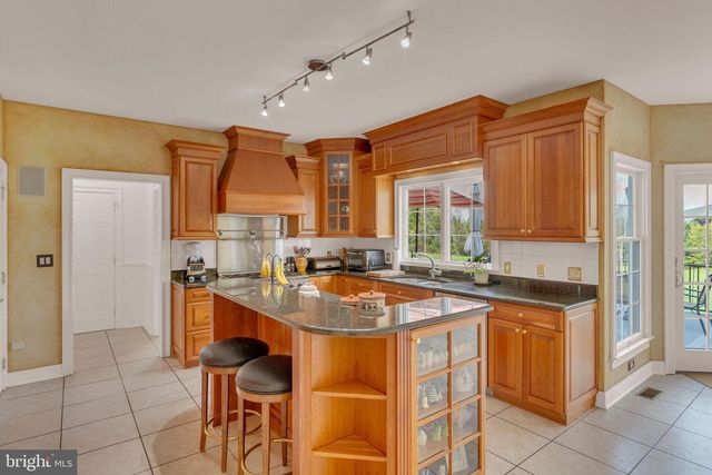 2 DAIRY FARM LANE, Lambertville, NJ 08530