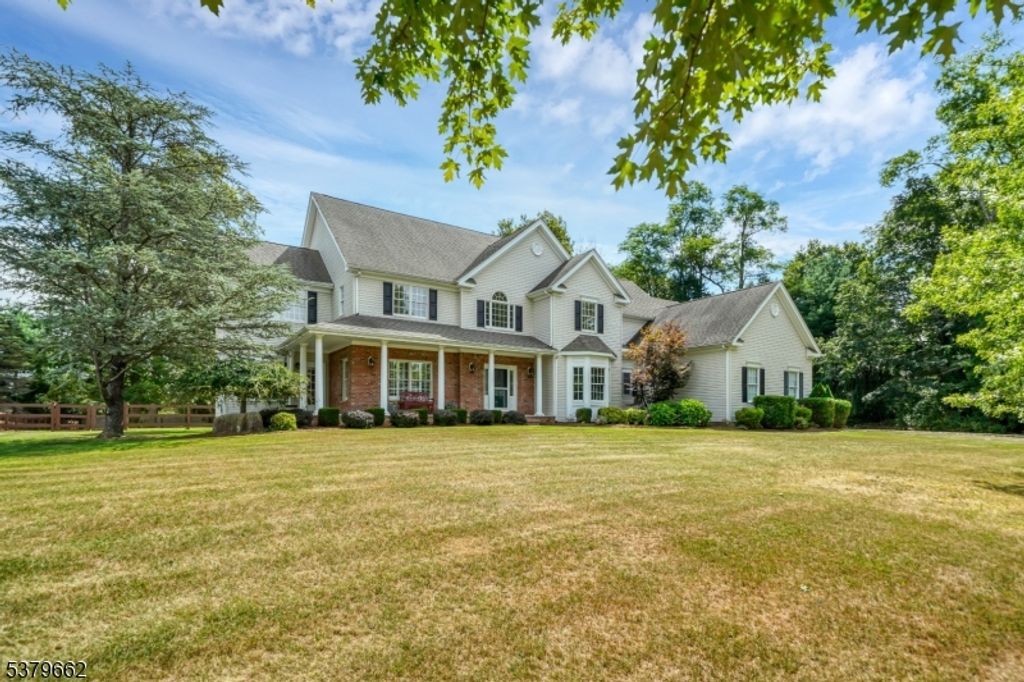 5 Windy Top Ln, Chester Boro, NJ 07930