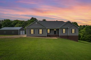 1350 Old County House Rd, Charlotte, TN 37036