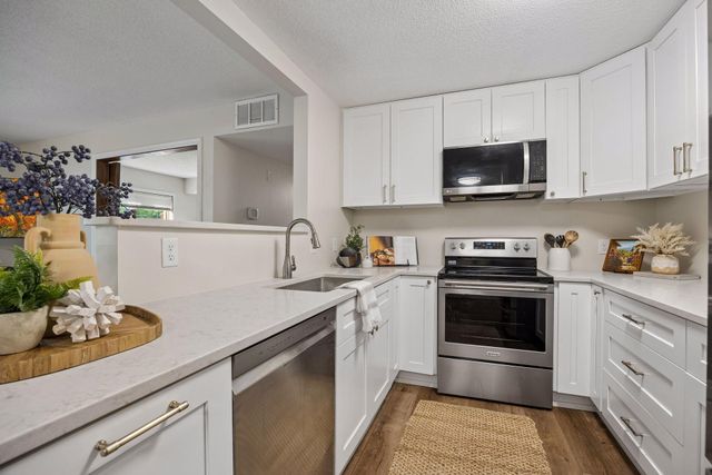 12621 Sherwood Place C11, Minnetonka, MN 55305