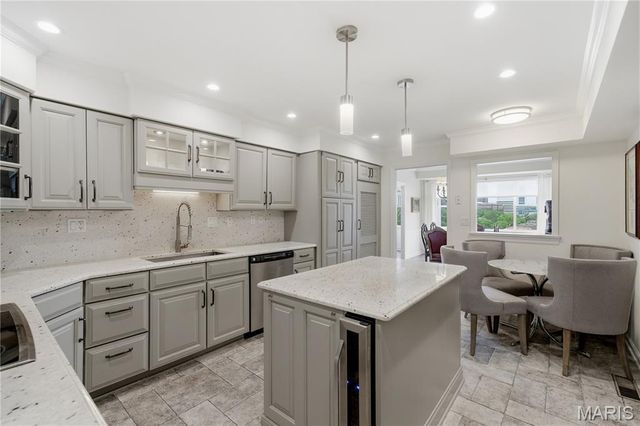 710 S Hanley Road 10B, Clayton, MO 63105