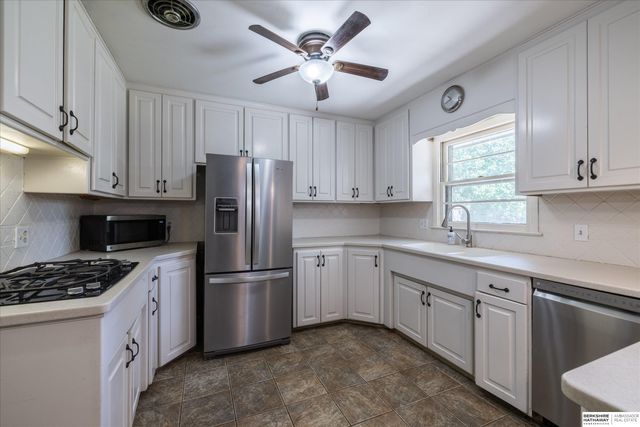 1524 Skyline Drive, Lincoln, NE 68506