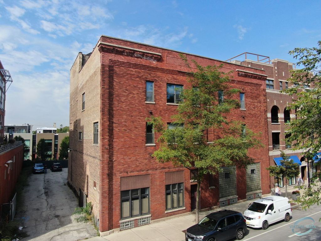 Image 2 of property listing at 4848 N Clark Street, Chicago, IL 60640