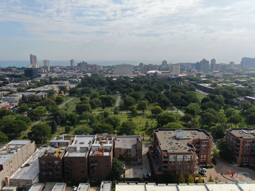 Image 11 of property listing at 4848 N Clark Street, Chicago, IL 60640