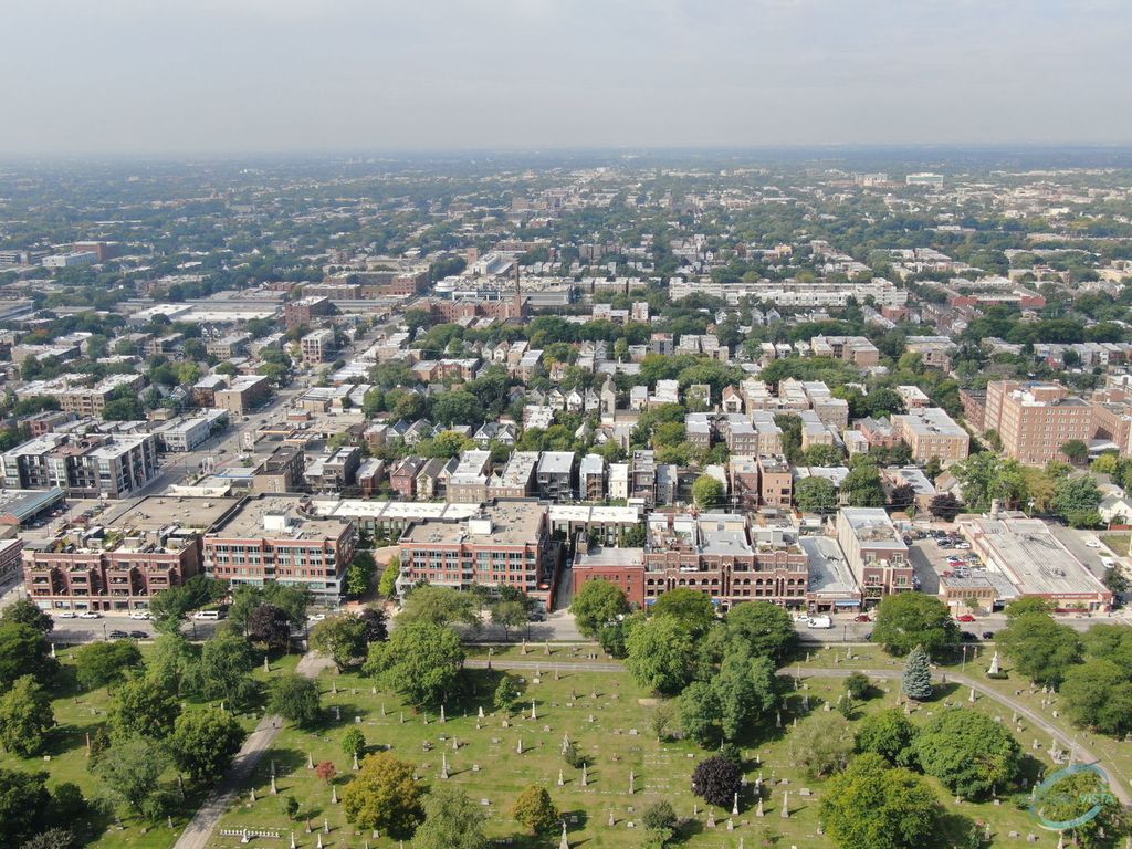 Image 12 of property listing at 4848 N Clark Street, Chicago, IL 60640