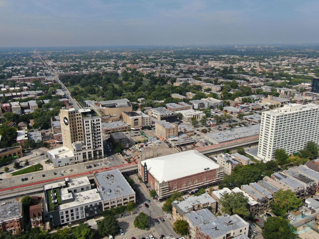 Image 13 of property listing at 4848 N Clark Street, Chicago, IL 60640