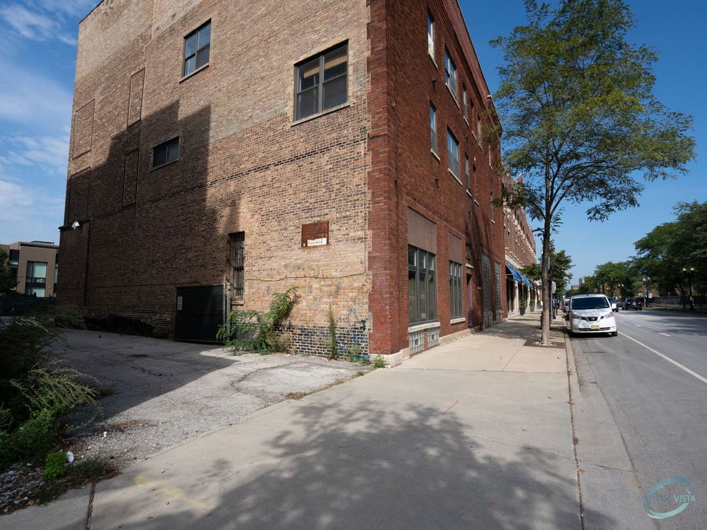 Image 3 of property listing at 4848 N Clark Street, Chicago, IL 60640
